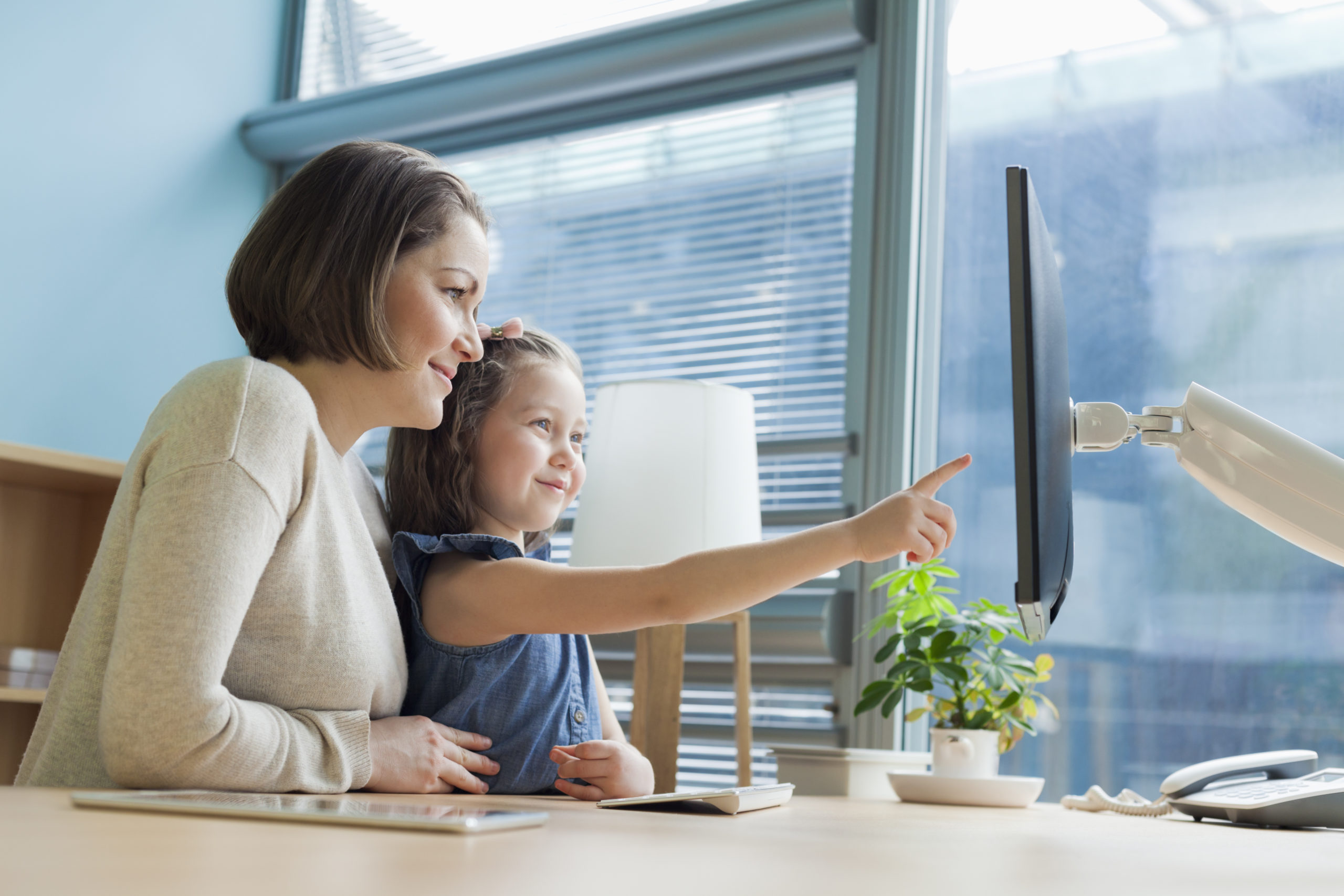 My mother not to work now. Ребенок планирует день. Working mother.